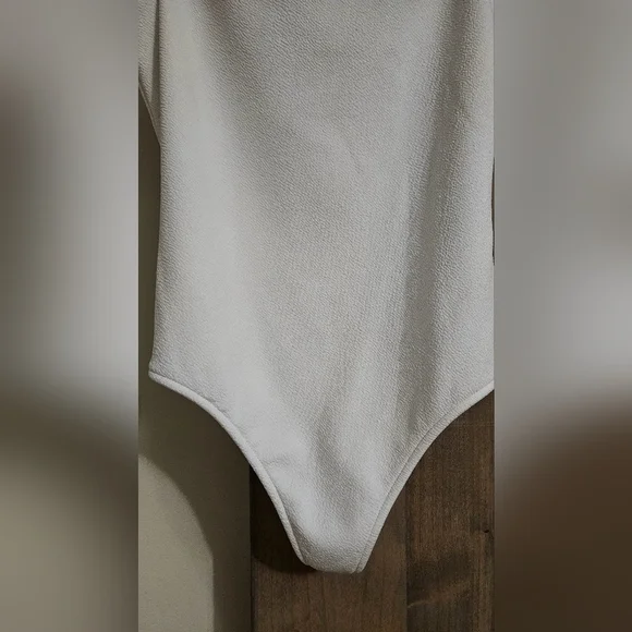 SHOW ME YOUR MUMU Dory Bodysuit in White. Size Medium - Picture 10 of 12